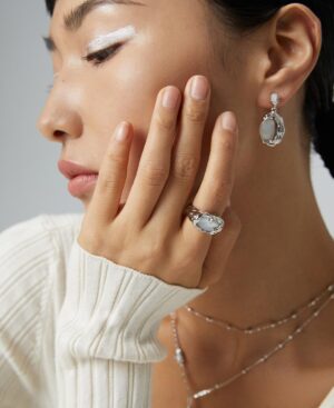 Fragrant Memory Earring - White gold color